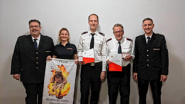 Ehrungen für 40 Jahre und 15 Jahre im Einsatz für die Bevölkerung (von links): Ralf Rieple, Bürgermeisterin Marion Frei, Felix Waßmer ...