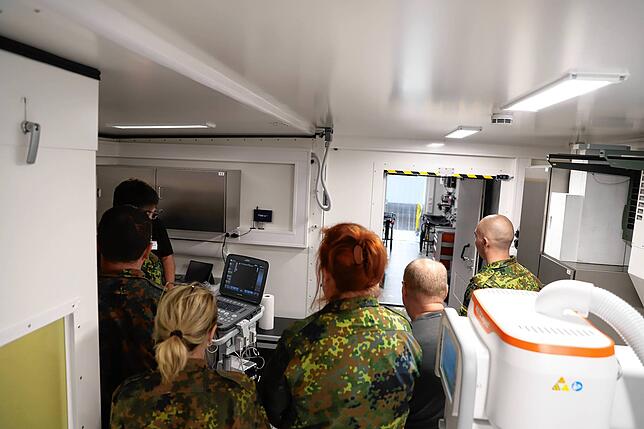 Ärzte und Sanitäter der ukrainischen Armee werden in der mobilen Rettungsstation von RMS ausgebildet.