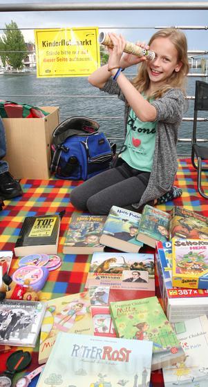 Wo sind die Kunden und Seeräuber? Lisa Dietrich (10) aus Konstanz genoss die maritime Atmosphäre beim Kinderflohmarkt auf der ...