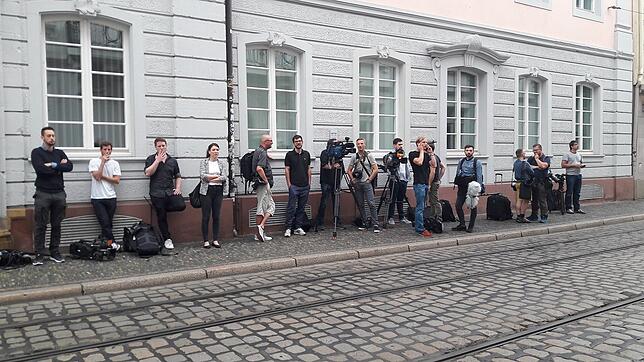 Bereits am frühen Morgen hatten sich viele Medienvertreter vor dem Landgericht in Freiburg versammelt:
