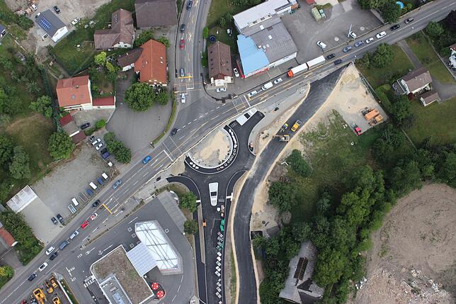 Juni 2018: Der Abschluss der ersten Bauphase steht bevor. Die erste Kreiselhälfte hat bereits Asphalt bekommen und die Baustraße rechts ...