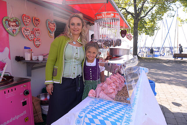 Hier arbeitet die ganze Familie zusammen: Nicole und Lea Vogt verkaufen gebrannte Mandeln und andere Leckereien an die Gäste.