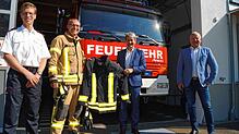 Freuen sich, dass die alte Einsatzkleidung ausgemustert werden kann: (von links) Till Bruzek, Thomas Kopp, Edgar Bohn und Bürgermeister ...