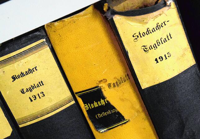 Bild 8: Zeitungsbände aus mehr als 200 Jahren: Eindrücke aus dem Stockacher Stadtarchiv