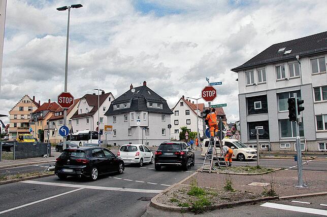 Stoppschilder statt grüner Welle: Mitarbeiter der Firma Swarco installieren am Mittwoch das neue intelligente Ampelsystem an der Ecke ...