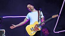 Der Songwriter Philipp Poisel ist bekannt für seine besondere Stimme und einfühlsame, nachdenkliche Musik. Das Bild zeigt ihn bei einem ...