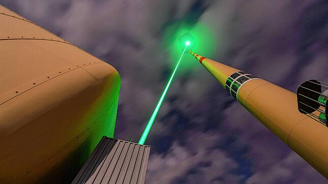 Der Laser von Trumpf auf dem Säntis in Aktion. Der Laserstrahl reicht bis nahe der Turmspitze. Einen Blitz kann der Strahl kontrolliert ...