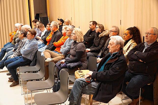 Viele Fußballer sind zur Sitzung des Tengener Gemeinderats gekommen, bei der über den Zustand des Espelstadions debattiert wurde.