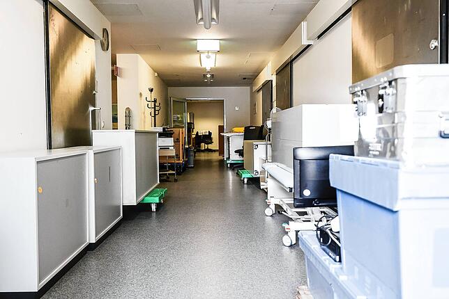 Blick in die ehemalige Notaufnahme des Radolfzeller Krankenhauses: Die Büromöbel wurden jetzt aus dem Haus geschafft.