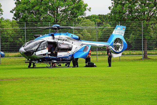 Ein Hubschrauber mit Spezialisten, die helfen sollen, den möglicherweise gefährlichen Stoff zu bestimmen.