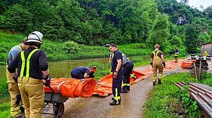 In Veringenstadt wurde angesichts des hohen Pegelstandes der Lauchert am Sonntag noch rechtzeitig der mobile Wasserschutzdamm errichtet ...