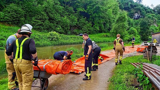 In Veringenstadt wurde angesichts des hohen Pegelstandes der Lauchert am Sonntag noch rechtzeitig der mobile Wasserschutzdamm errichtet ...