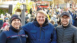 Axel Daiber (Mitte) übergibt die Verantwortung für den Christkindlesmarkt an Vito Alvino (links) von der Feuerwehr und Simon Wiesen vom ...