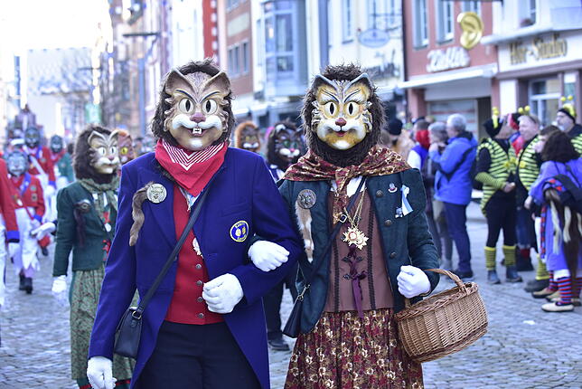 Bild 1: Die Katzenmusik marschiert in die Villinger Innenstadt ein