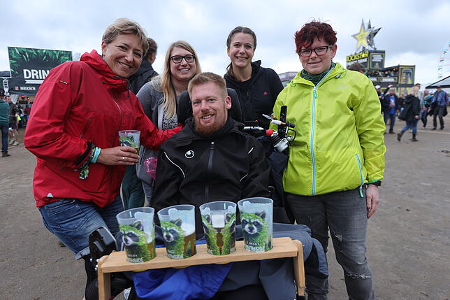Bild 22: Das miese Wetter kann die Stimmung auf dem Southside nicht trüben: Hier sehen Sie die Bilder vom Festival-Samstag