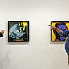 Kulturamtsleiter Andreas Dobmeier (links) und der frühere Galerieleiter Wendelin Renn stehen vor den Hesse-Portraits von Andy Warhol. ...