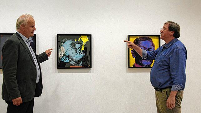Kulturamtsleiter Andreas Dobmeier (links) und der frühere Galerieleiter Wendelin Renn stehen vor den Hesse-Portraits von Andy Warhol. ...