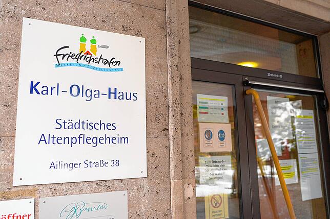 Zahlreiche Schilder erklären die aktuellen coronabedingten Besuchsregeln im Karl-Olga-Haus.