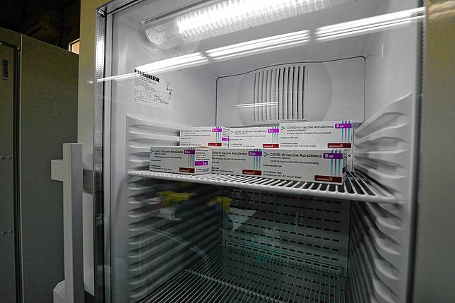 Dosen des Corona-Impfstoffs des britischen AstraZeneca werden kühl gelagert.