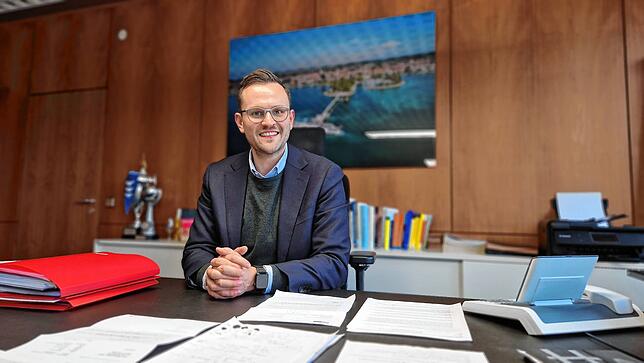 Johannes Henne an seinem Schreibtisch im Rathaus. Einnahmen und Ausgaben der Gemeinde muss er im Blick behalten.