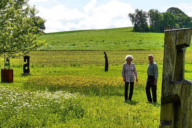 Sigrid und Peter Weydemann freuen sich nach wie vor über Interessierte, die ihr Skulpturenfeld in Laubbach besuchen.