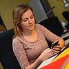 Schnell eine Nachricht nach Hause: Private Kommunikation ist am Arbeitsplatz eigentlich verboten, wird oft aber stillschweigend geduldet.