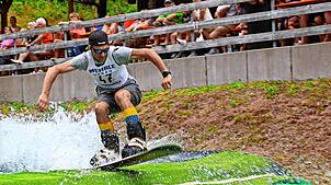Ein perfekter „Slide“ mit dem Board, den Ollie Gibson, hier bei einem der vergangenen Waterslide Contests in Schönwald, vorlegt. Bild: ...