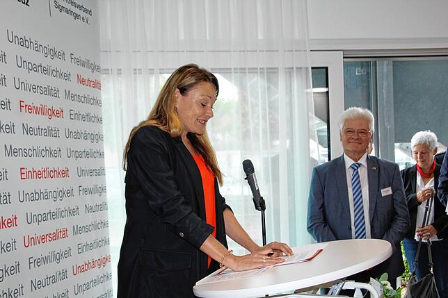 Claudia Wiese, Präsidentin des DRK Kreisverbands Sigmaringen, begrüßt die Gäste. Hinten der Landtagsabgeordnete Klaus Burger.
