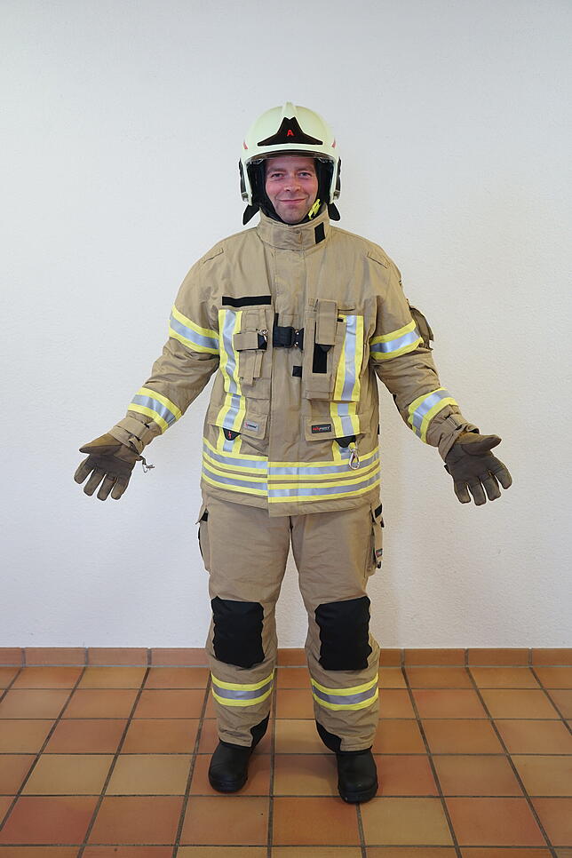 Bild 5: Die Verwandlung zum Feuerwehrmann: Diese Ausrüstung wird im Einsatz benötigt