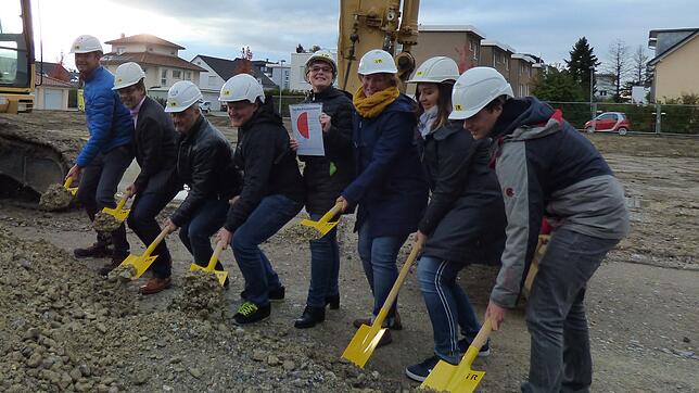 Spatenstich für den neuen Kindergarten in Markdorf-Süd (von links): Bauamtsleiter Michael Schlegel, Bürgermeister Georg Riedmann, ...