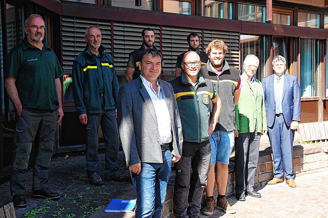 Das Kompetenzteam des Landratsamtes in Sachen Wald, hinten von links: Michael Albrecht, Karl-Ulrich Mäntele, Marco Müller und Falco ...