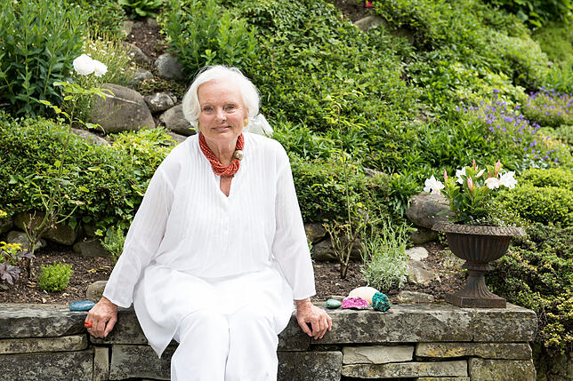 Ruth Maria Kubitschek in ihrem Garten im Thurgau. Das Bild stammt aus dem Jahr 2016.