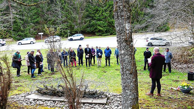 Genau 90 Jahre nach der Einrichtung des KZ Heuberg haben der Stettener SPD-Ortsverein und die Jusos des Landkreises Sigmaringen bei ...