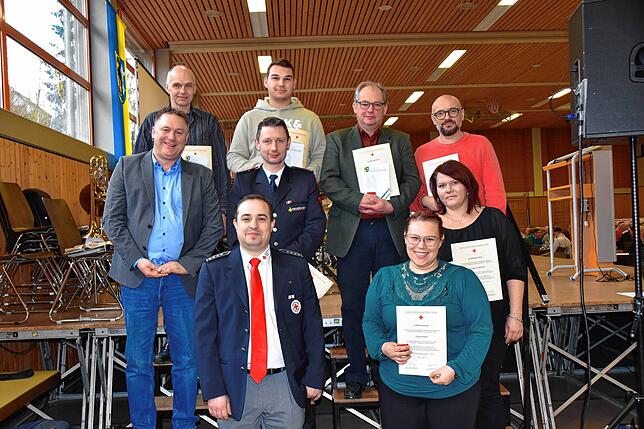 Für zehnmaliges Blutspenden wurden geehrt Damian Grytz, Laura Hirt und Pascal Schwanz. 25-mal spendeten Uwe Bruggner, Marco Kamenzin ...