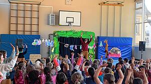 270 Kinder der Talschule besuchten in zwei Vorstellungen die jüngste Inszenierung „Das verflixte Käsebrot“ des Theaters Nimmerland. ...