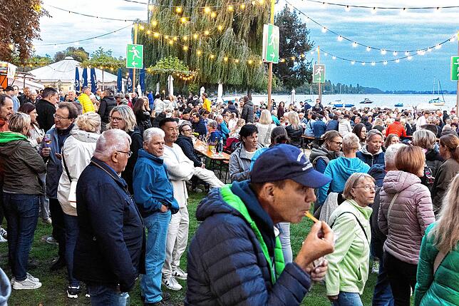 Bild 9: Ausgelassene Stimmung beim Radolfzeller Weinfest "Weinwiese" am Konzertsegel
