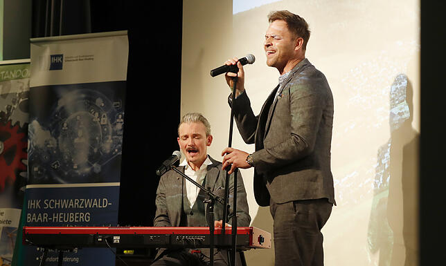 Sebastian Schnitzer und Thomas Sausen performen den Song &bdquo;Leben und erleben hoch zwei&ldquo;.