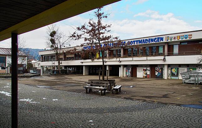 Menschenleer präsentiert sich der Schulhof der Eichendorff-Realschule in Gottmadingen sehr geräumig. Hier soll neuer Wohnraum entstehen.