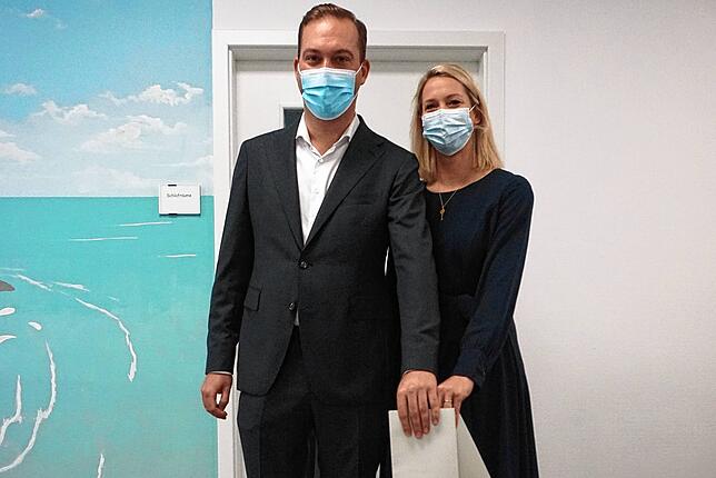 Felix Schreiner (CDU) hat erneut das Direktmandat im Wahlkreis Waldshut geholt. Das Bild zeigt ihn mit mit seiner Frau Ann-Katrin ...