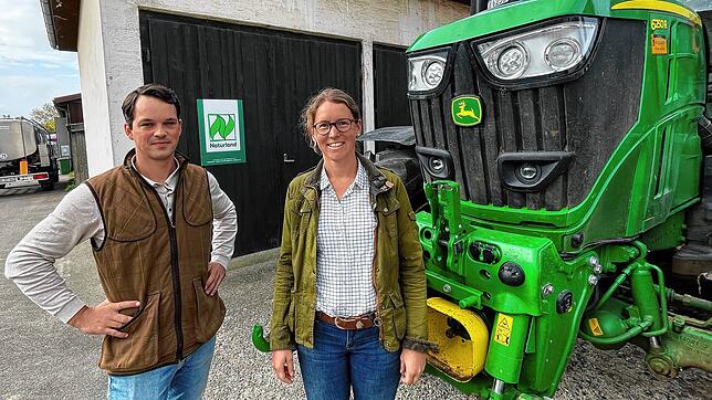 Betriebsleiter Roman Strasser (links) und die landwirtschaftliche Referentin Nicola Gindele haben den markgräflich-badischen Gutsbetrieb ...