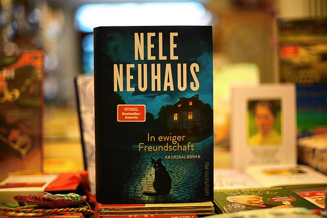 &bdquo;In ewiger Freundschaft&ldquo; von Nele Neuhaus, erschienen bei Ullstein für 24,99 Euro. Im neuesten Roman der Bestsellerautorin ...