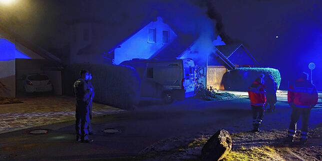 Bild 3: &bdquo;Die Rauchmelder haben uns das Leben gerettet&ldquo;, sagen Renate und Andreas Hipp aus Allensbach nach dem Brand in ihrem Haus. Weihnachten ist für sie jetzt besonders