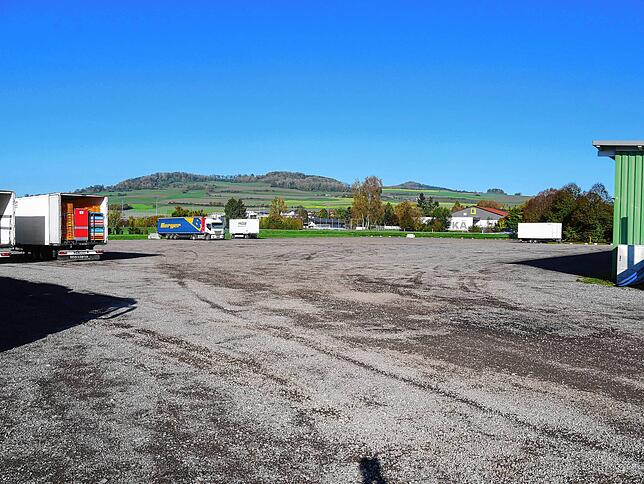 Auf dem Festzeltplatz in Hilzingen soll demnächst mit dem Aufbau der zweiten Leichtbauhalle im Hegau begonnen werden