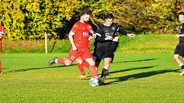 Cyril Bondarev (am Ball) nimmt den 19. Bezirksliga-Spieltag unter die Lupe