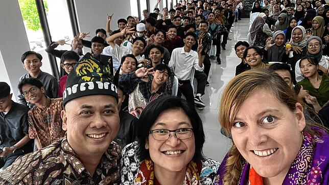 Die Delegation aus Deutschland wird von den Menschen in Indonesien herzlich empfangen. Wirtschaftsförderin Henriette Stanley (rechts) ...