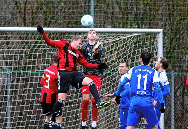 Bild 28: Letzte Aktion bringt FC Überlingen einen Punkt gegen FC Radolfzell. Wir haben die besten Bilder!