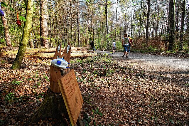 Ostersonntag, 16.21 Uhr, im Wald zwischen Unteruhldingen und Meersburg. Auf dem Osterpfad, den der einheimische Privatmann Bernd Hölle ...