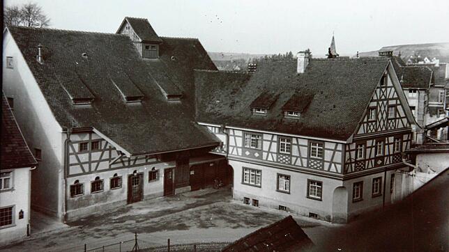 1980: Der Farrenstall war ein ansehnliches Gebäude und diente nach Aufgabe der Farrenhaltung im Jahr 1978 als Wohnhaus und als ...
