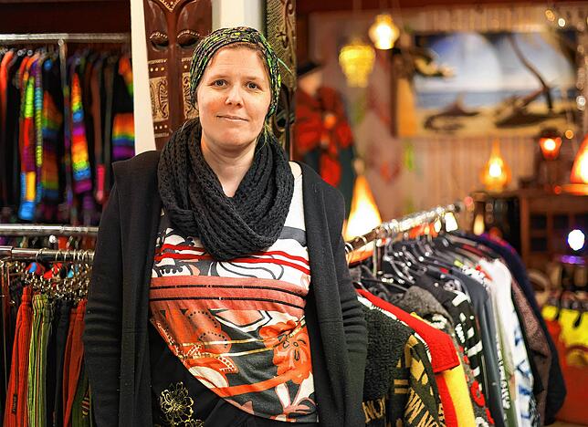 Isadora Bacherle vom „Okay“ in der Höllturmpassge bedient Kunden, die nicht in den Landen kommen dürfen, auch einmal an der ...