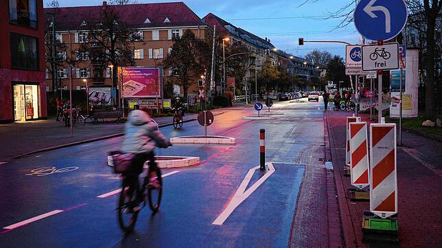 Neuerung in der Petershauser Straße: Im Zug der Fahrradstraße wurden direkt bei der Schranke Verkehrsinseln und ein Poller eingebaut. ...